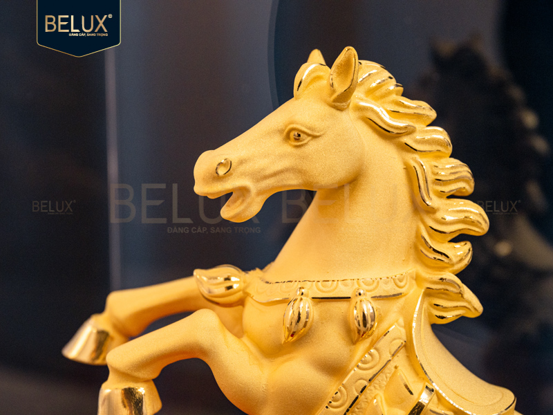 Tượng Ngựa Mã Đáo vàng cát 10x5x13cm